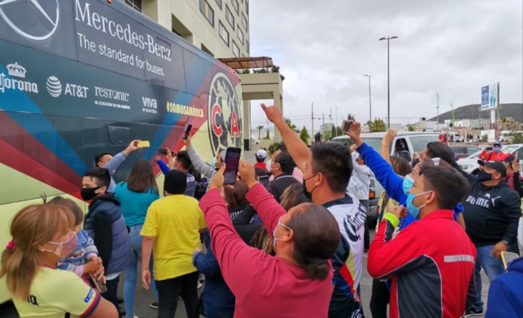 Cerca de 100 aficionados del América se dieron cita en el hotel de concentración para despedir al América, previo al duelo de esta noche de la ida de los cuartos de final de Guardianes 2021 ante el Pachuca. (ESPECIAL)