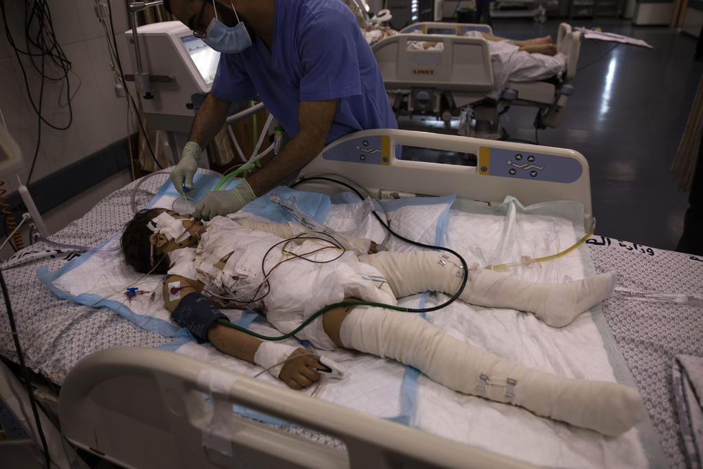 Hace apenas unas semanas, el frágil sistema sanitario de la Franja de Gaza enfrentaba con dificultades un aumento incontrolado de casos de COVID-19. La autoridades desalojaron quirófanos, suspendieron la atención médica no esencial y asignaron los doctores a los pacientes con dificultad para respirar. (AP)