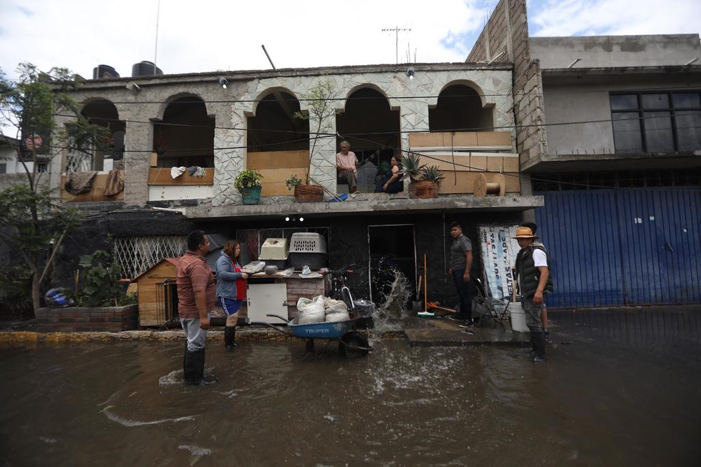 Vecinos de Ixtapaluca se ven afectados constantemente por las inundaciones y acusan a autoridades de no atender los desagües.