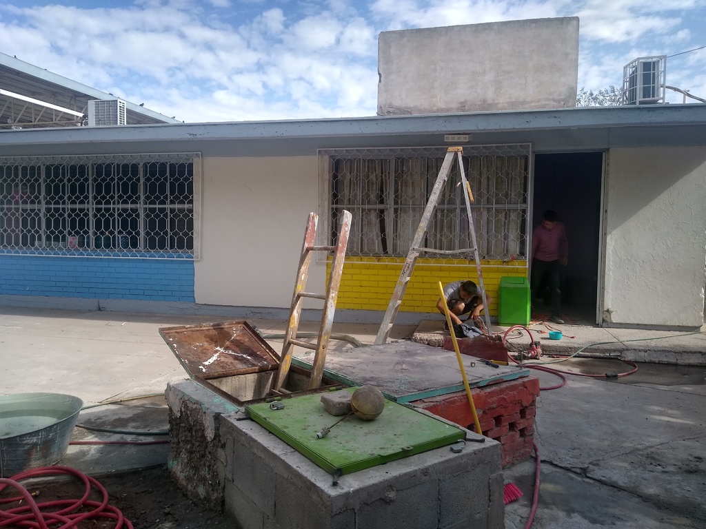 Se preparan para el regreso a clases en el Jardín de Niños Rosaura Zapata de Madero, pues ayer el personal de intendencia limpió la cisterna, tinacos y revisaron los aparatos de aire. (EL SIGLO DE TORREÓN) 