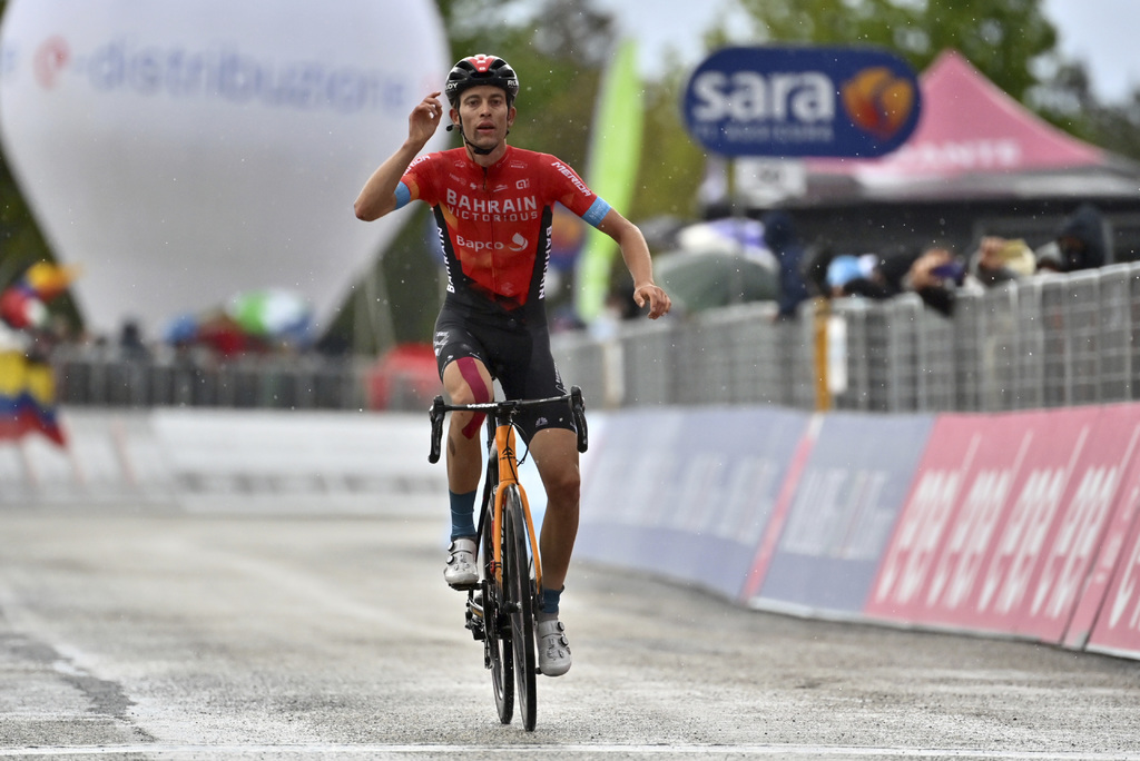 Gino Mader celebra al llegar a la meta y ganar la sexta etapa. (AP)