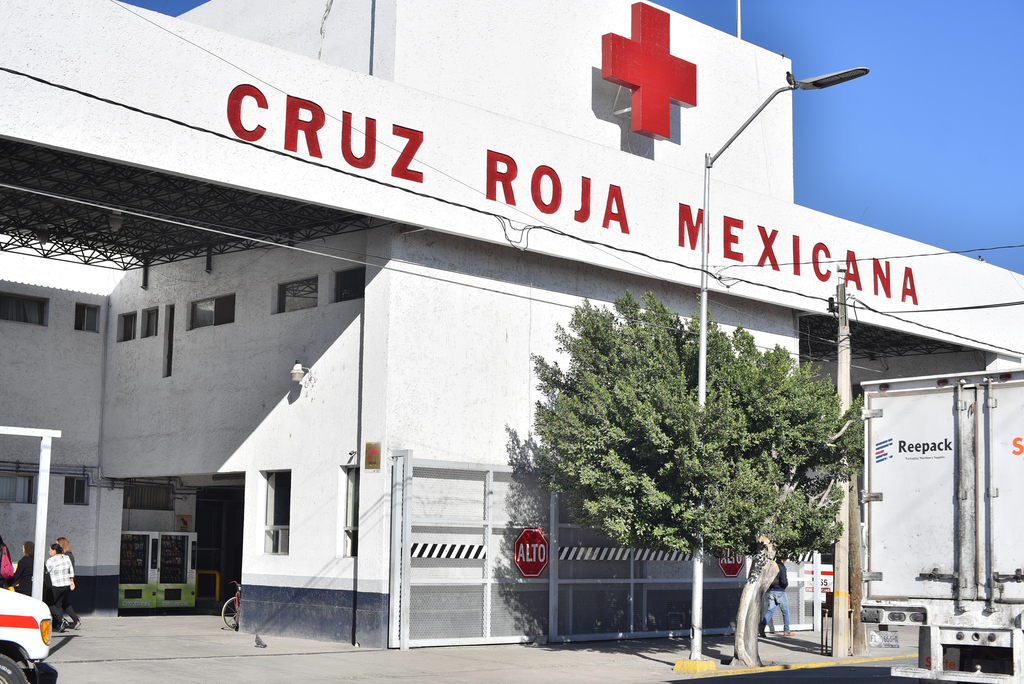 Tras darle los primeros auxilios al lesionado, los socorristas lo trasladaron a las instalaciones de Cruz Roja para su atención médica. (EL SIGLO DE TORREÓN)