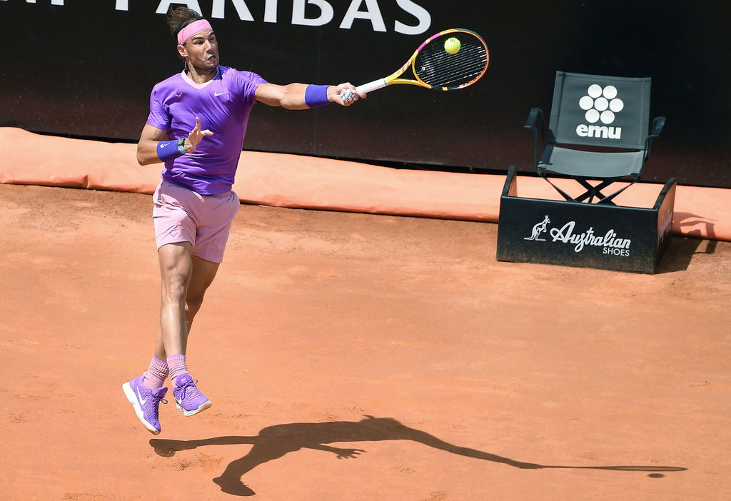 Rafael Nadal salvó dos puntos para partido, y derrotó 3-6, 6-4, 7-6 a Denis Shapovalov, en los octavos de final del Abierto de Italia. (EFE)