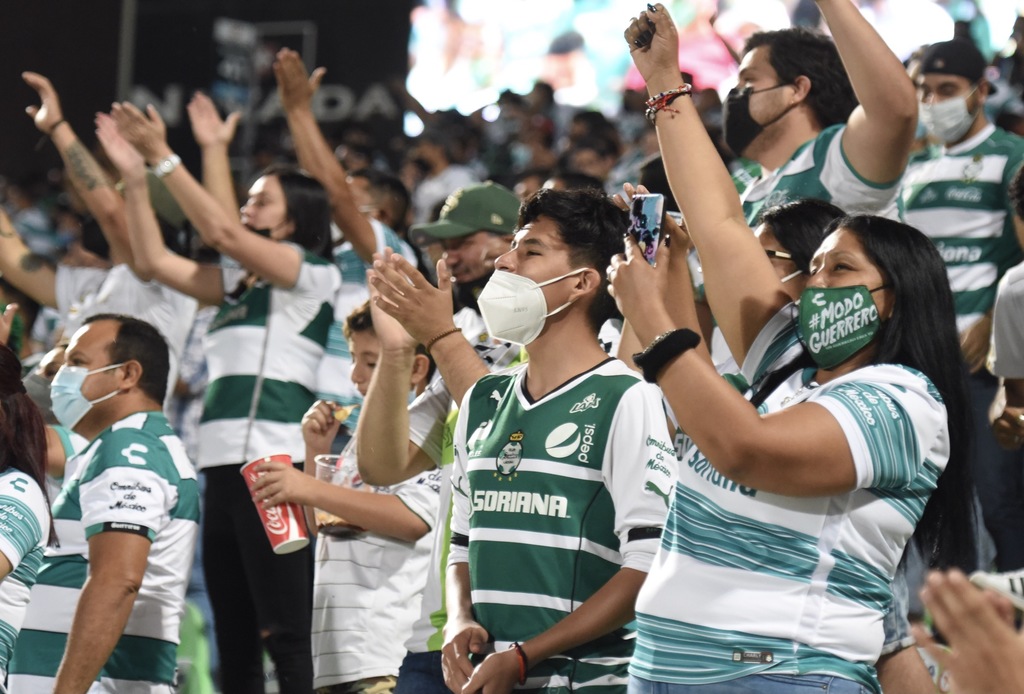 Después de un largo tiempo, los aficionados de Santos Laguna volvieron a festejar un triunfo en liguilla. (JESÚS GALINDO)