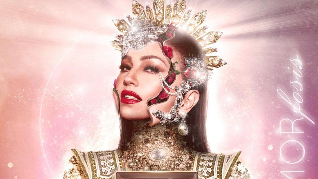 La imagen de Thalía vestida con una armadura dorada, una corona de diamantes, rosas rojas, perlas y con el corazón afuera, es la que presenta la nueva producción discográfica DesAMORfosis, el disco 'más personal' de la cantante mexicana. (ESPECIAL)   
