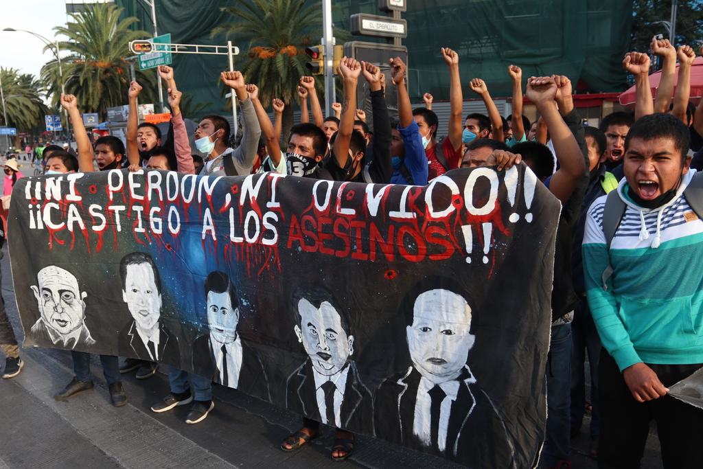 Medio centenar de estudiantes mexicanos de la escuela Normal Rural de Ayotzinapa, donde desaparecieron 43 jóvenes en 2014, se desmarcaron este viernes de partidos políticos en una protesta en Chilpancingo, capital del sureño estado de Guerrero, donde causaron destrozos en oficinas de dos institutos políticos. (ARCHIVO)