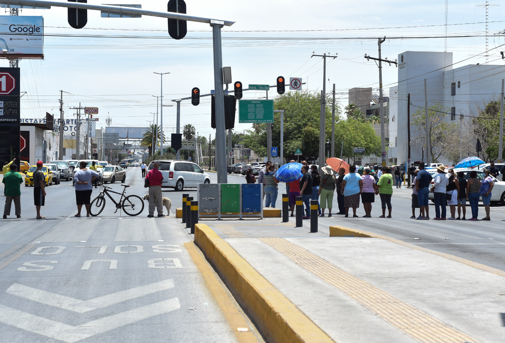 Cerca de las 12:45 horas de ayer los quejosos cerraron el bulevar Revolución, a la altura de la calzada Colón de Torreón.