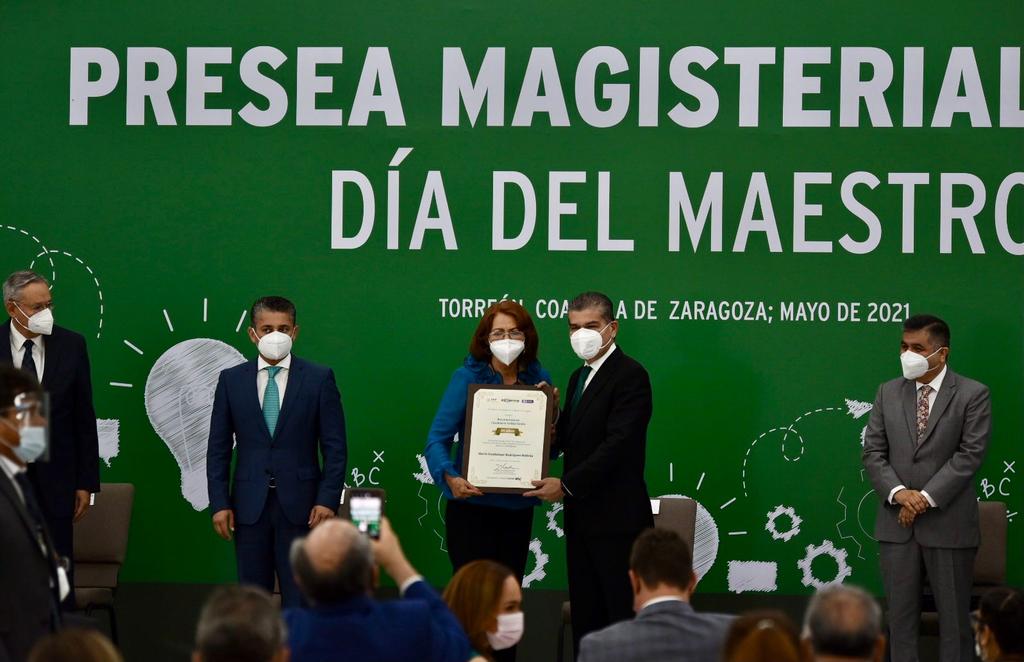 La entrega de los reconocimientos se hizo en el Centro de Convenciones de Torreón y las y los maestros galardonados también se hicieron acreedores a un estímulo económico.
(ESPECIAL)
