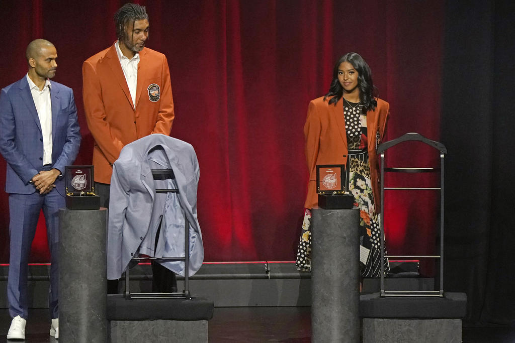 Natalia Bryant generó múltiples emociones cuando se colocó el saco del Salón de la Fama de su padre, Kobe Bryant, durante la ceremonia. (AP)
