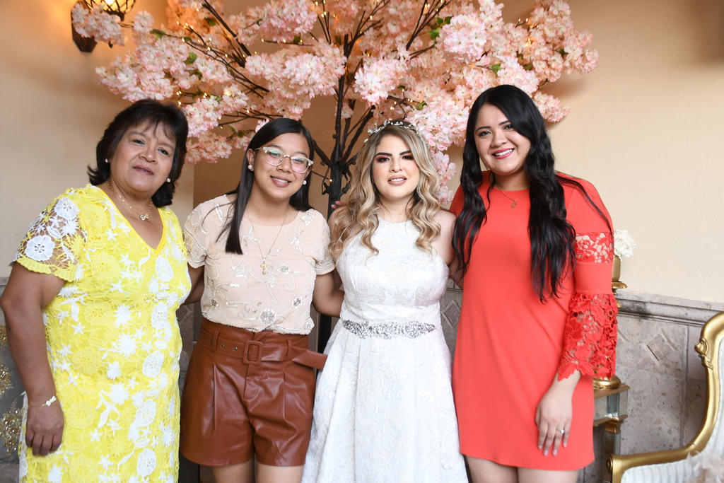 María del Refugio Acosta, Arely Carrillo, Claudia Ramírez acompañando a la novia. (EL SIGLO DE TORREÓN / Fernando Compeán)