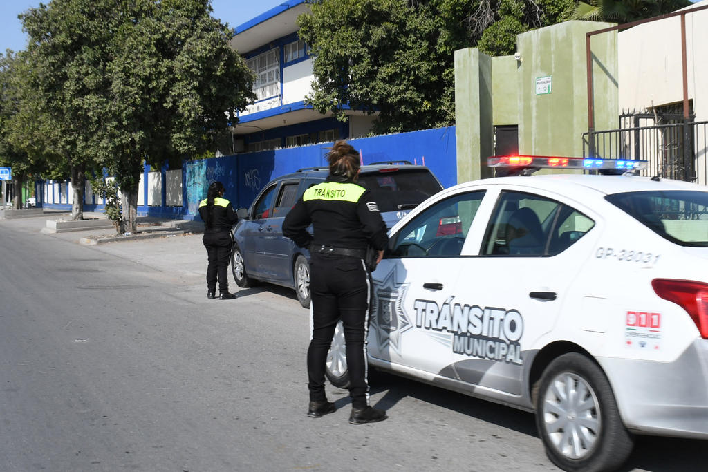 Personal de la Subdirección de Tránsito y Vialidad de Gómez Palacio, tomó conocimiento de un accidente registrado en la tarde del viernes en el sector Centro del municipio, en donde únicamente se reportaron daños materiales. (ARCHIVO) 
