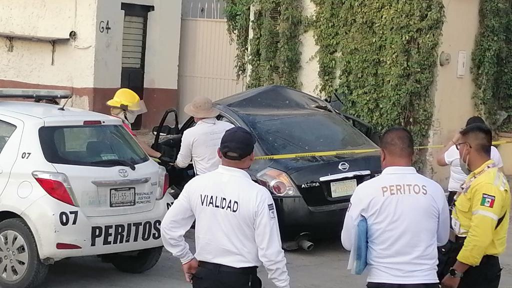 Una mujer perdió la vida en un accidente vial que se registró la tarde de este sábado en la ciudad de Torreón, la occisa viajaba como acompañante en un vehículo que se impactó contra una finca. (EL SIGLO DE TORREÓN)
