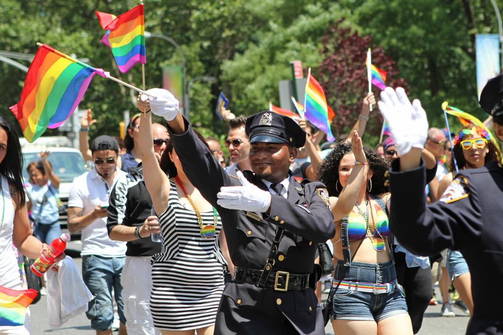  Los organizadores de los eventos del Orgullo Gay de la ciudad de Nueva York anunciaron el sábado que prohibirán que la policía y otras fuerzas de seguridad participen en su desfile enorme anual por lo menos hasta 2025 y también buscarán mantener a los agentes a una cuadra de distancia de la celebración de la comunidad LGBTQ y su historia. (AP)

