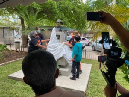 Develan busto de Javier Valdez Cárdenas en Sinaloa, a cuatro años de su asesinato