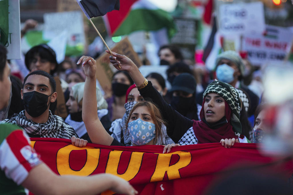 Manifestantes propalestinos salieron el sábado a las calles en Los Ángeles, Nueva York, Boston, Filadelfia, Atlanta y otras ciudades estadounidenses para exigir que Israel ponga fin a los ataques aéreos contra la Franja de Gaza. (AP)