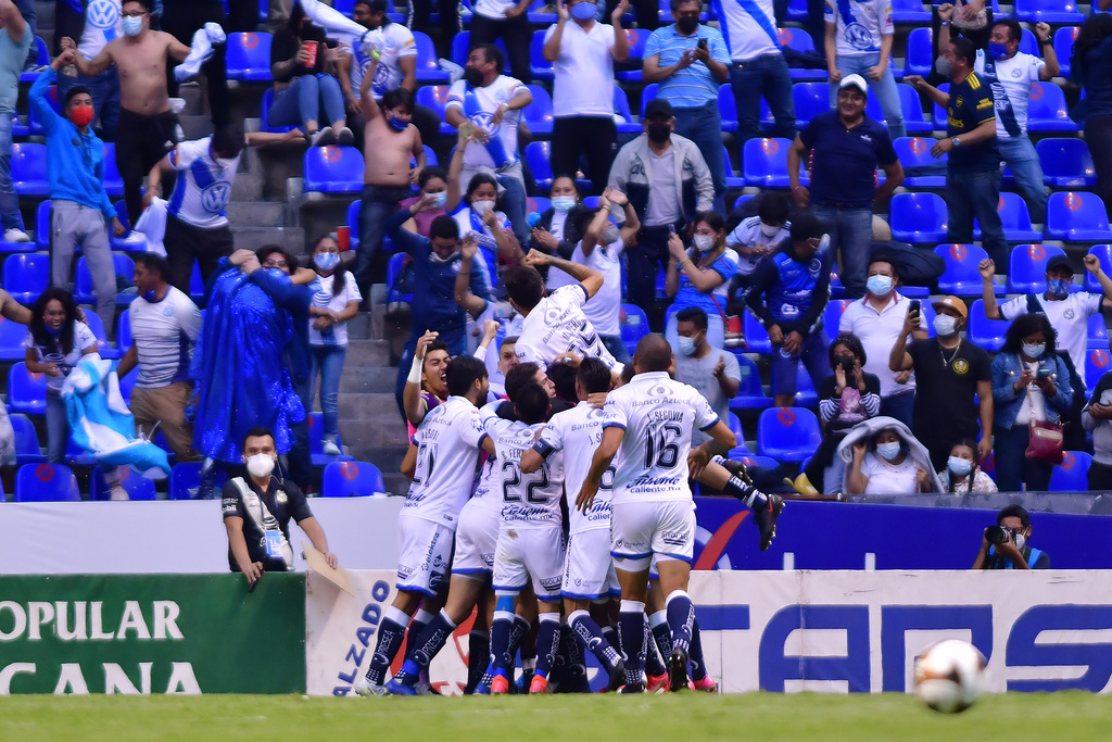 Jugadores del Puebla festejan luego de conseguir el único tanto del partido, con el que avanzaron a semifinales.