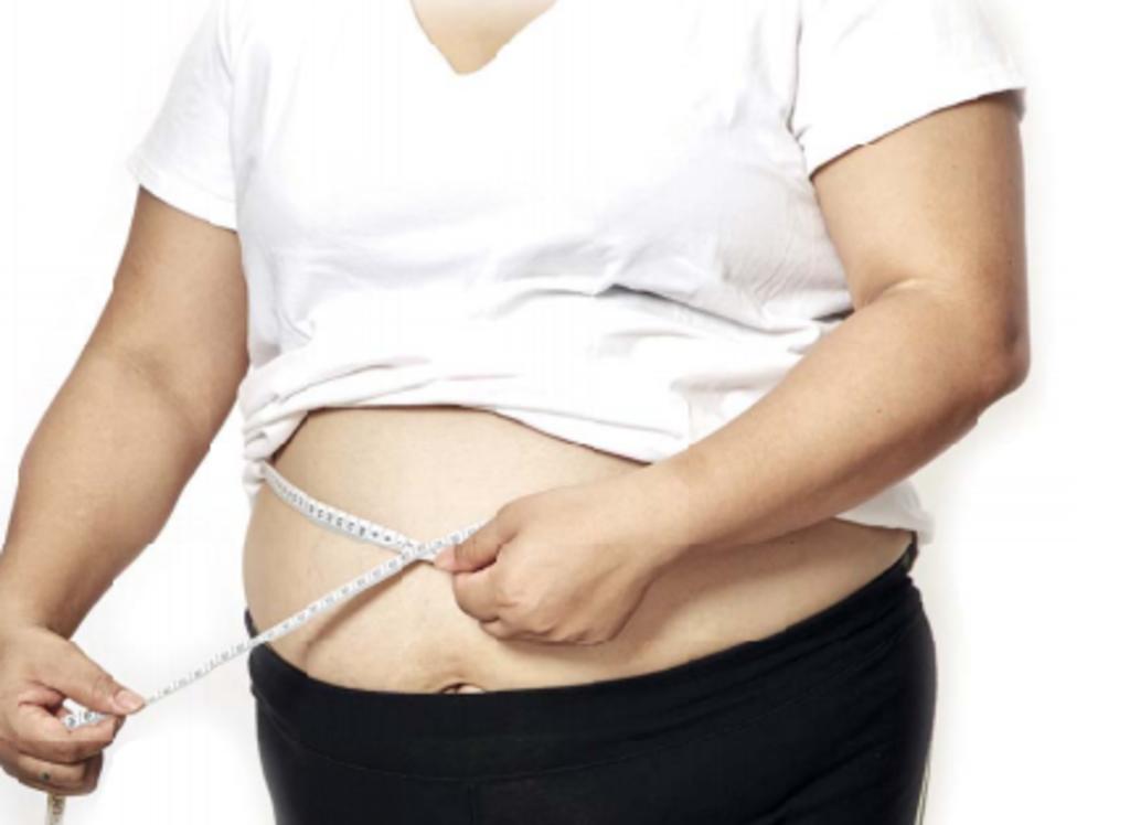 Existen riesgos asociados a la obesidad femenina, como el cáncer de endometrio, ovario y mama, además de que afecta directamente la fertilidad.