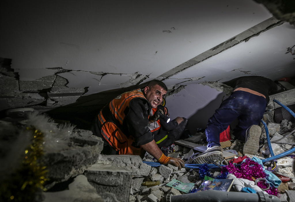 Los bombardeos de represalia israelíes de la pasada madrugada sobre Gaza se saldaron con la muerte de 42 personas, entre ellas diez niños y 12 mujeres, elevando la cifra total de muertos desde el inicio de la escalada a al menos 188, mientras sigue el intercambio de fuego entre las milicias e Israel. (EFE)