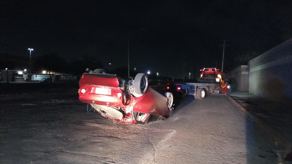 Un vehículo sufrió una volcadura cuando su conductor intentó esquivar una presunta reparación en el pavimento en el Parque Industrial Lajat de la ciudad de Torreón. (EL SIGLO DE TORREÓN)