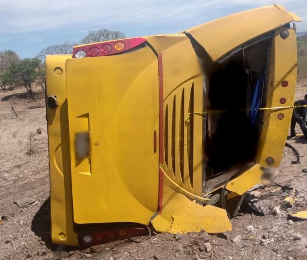 Seis personas fallecieron y otras 16 resultaron heridas al volcarse un autobús de pasajeros en una carretera del centro de México, informaron las autoridades. (TWITTER)