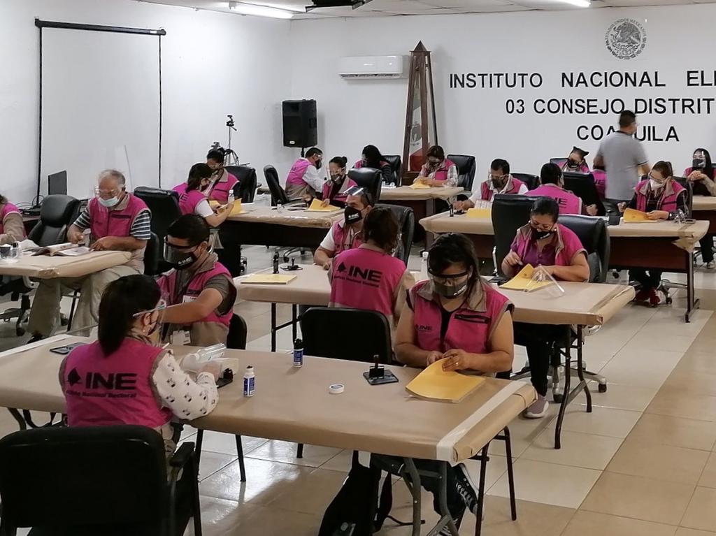 Personal del Instituto Nacional Electoral (INE) del Distrito 03 de Coahuila, inició este domingo el conteo y sellado de las boletas que se utilizarán en los comicios del 6 de junio para la elección de diputados federales. (ARCHIVO)