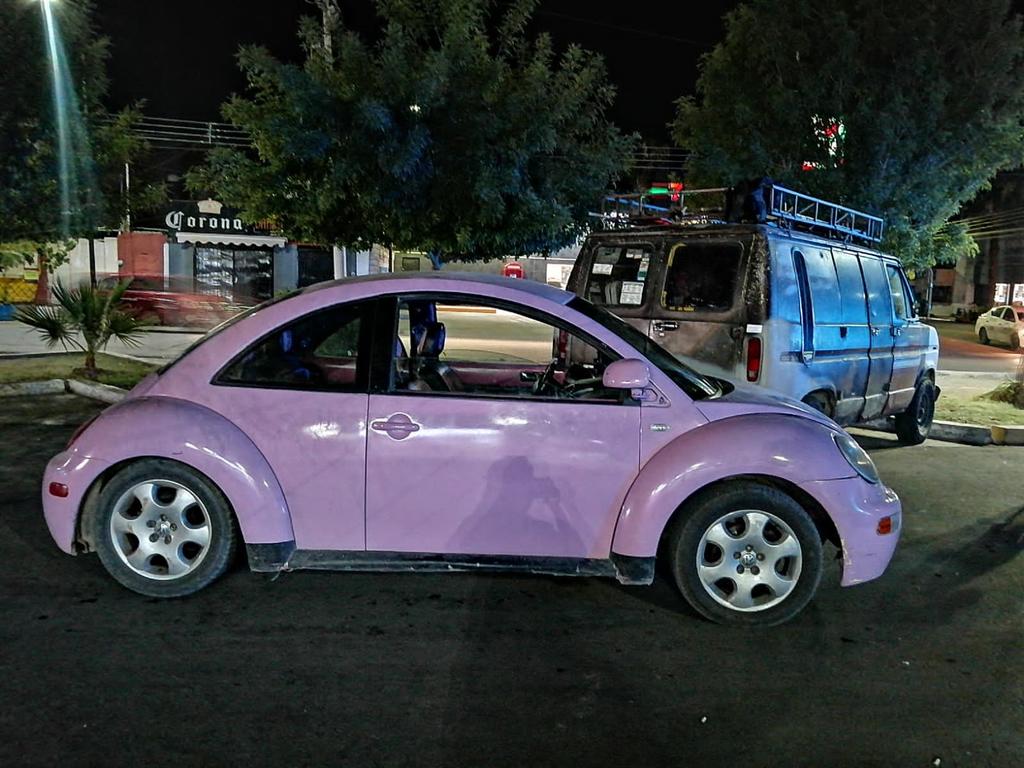 El automóvil señalado como responsable es un Volkswagen Beetle, color rosa, modelo 1999, el cual era conducido por Angélica de 31 años de edad.
(EL SIGLO DE TORREÓN)