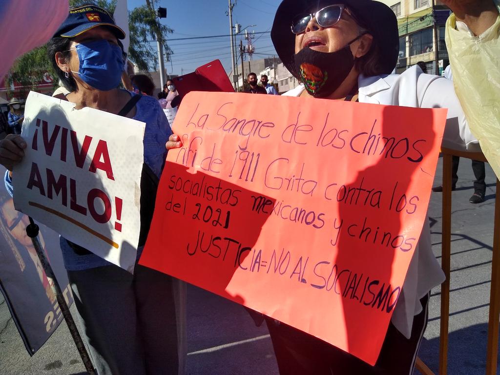 La espontánea mujer que portaba una pancarta que dice 'la sangre de los chinos fifi de 1911. Grito contra los socialistas mexicanos y chinos del 2021. JUSTICIA=NO AL SOCIALISMO...' (sic).
(EL SIGLO DE TORREÓN)