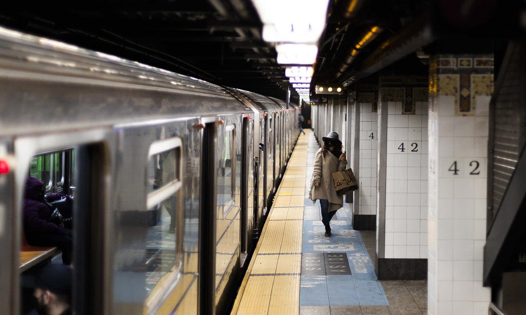 El metro de la ciudad de Nueva York, el más bullicioso de Estados Unidos, retomó este lunes su servicio de 24 horas, un año después de que las autoridades acordaron un cierre nocturno para la desinfección de los vagones como medida para evitar la propagación de la COVID-19. (ARCHIVO) 
