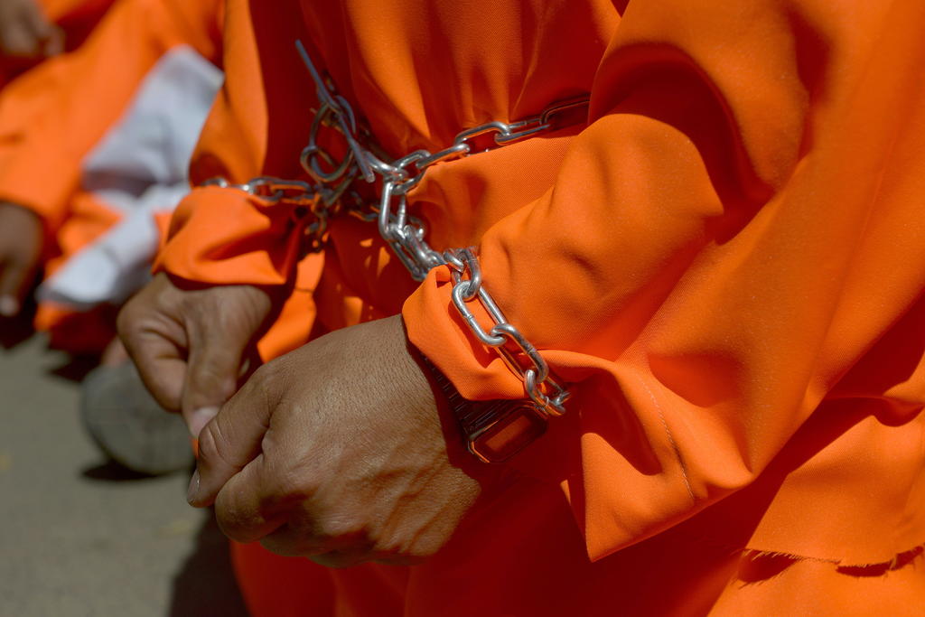 Un paquistaní de 73 años que es el prisionero de mayor edad en el centro de detención de Estados Unidos en la Bahía de Guantánamo, Cuba, fue notificado el lunes de que se ha autorizado su liberación tras pasar más de 16 años detenido en dicha base, indicó su abogada. (ARCHIVO)