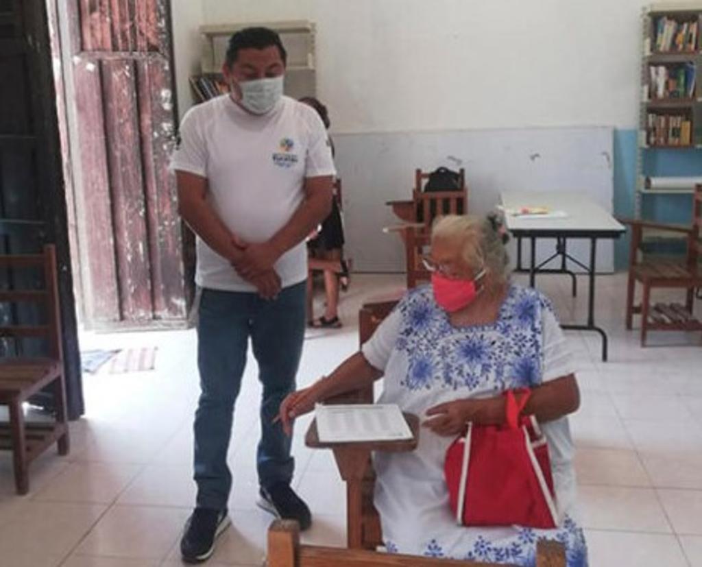 Como un caso extraordinario y prueba de que el esfuerzo finalmente tiene su recompensa fue el de una mujer de 71 años de edad, madre de familia y abuela, que logró terminar su educación primaria a través del Instituto para la Educación de los Adultos en Yucatán (IEAEY). (Especial) 