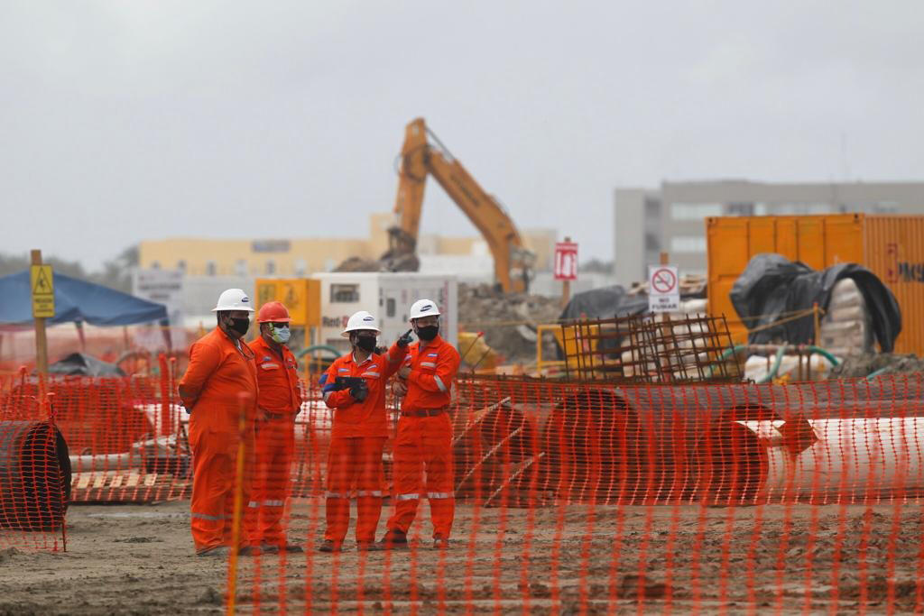 El presidente del Colegio de Arquitectos Tabasqueños, Víctor Cervantes Calcáneo, denunció que las empresas que construyen la refinería en el Puerto de Dos Bocas en Paraíso, no cuentan con los permisos de construcción, ni con el Director Responsable de Obra (DRO). (ARCHIVO)