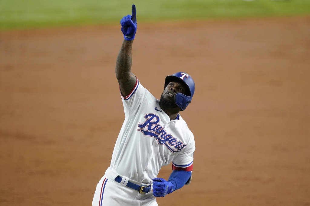 Adolis García celebra tras conectar un cuadrangular en la victoria de los Rangers 5-2 sobre Yanquis de Nueva York. (AP)