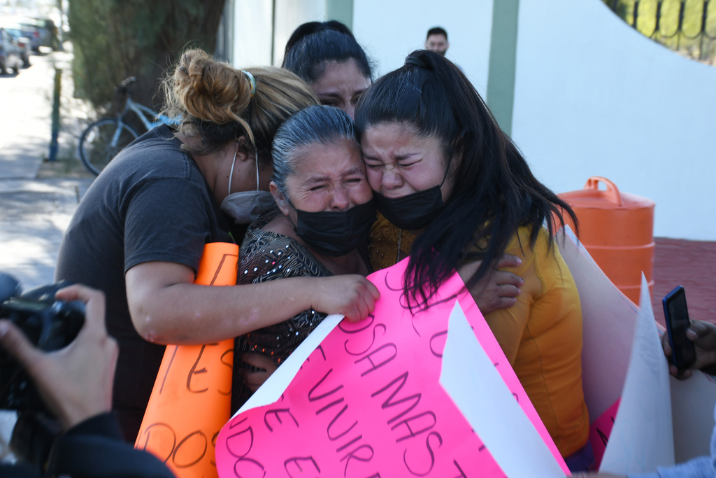 Un grupo de mujeres soltaron las lágrimas luego de entregarle un sobre al presidente López Obrador. (IVÁN CORPUS)