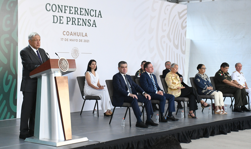 El presidente Andrés Manuel López Obrador ofreció ayer su tradicional conferencia matutina desde el Campo Militar en Torreón. (FERNANDO COMPEÁN)