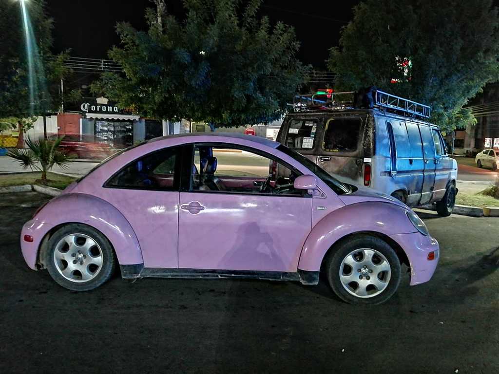 El automóvil señalado como responsable es un Volkswagen Beetle, color rosa, modelo 1999. (EL SIGLO DE TORREÓN)