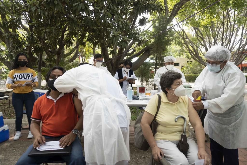 El 21 de abril Federico Chávez Rioja, un profesor jubilado de 65 años de edad, recibió la vacuna CanSino contra el COVID-19 en Santo Domingo Tehuantepec y alrededor de una hora después empezó a sentir su cuerpo caliente, como si le hirviera la sangre. (ARCHIVO)