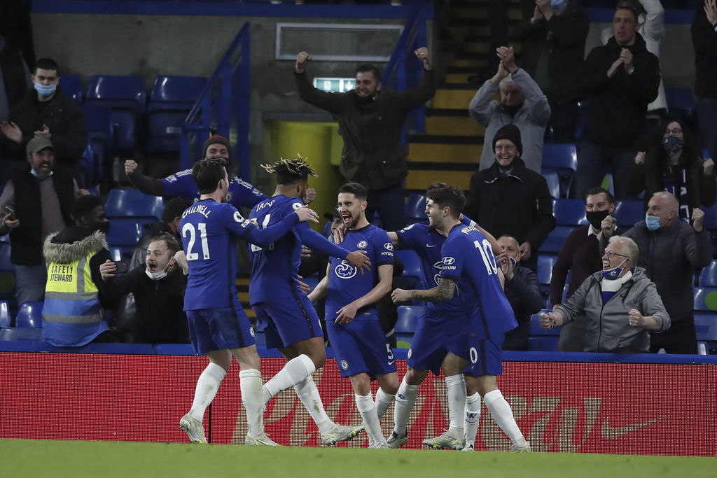 Chelsea se impuso 2-1 a Leicester y lo superó en la tabla de clasificaciones a solo una jornada para que termine el torneo; los 'Foxes' podrían salir de zona de Champions si hoy gana Liverpool. (AP)