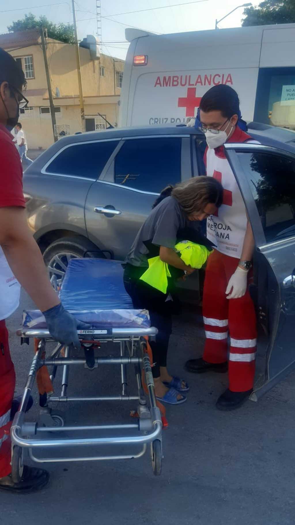 Abriendo paso a la ambulancia, la mujer y el recién nacido fueron trasladados a las instalaciones del Hospital General de Gómez Palacio. (EL SIGLO DE TORREÓN)