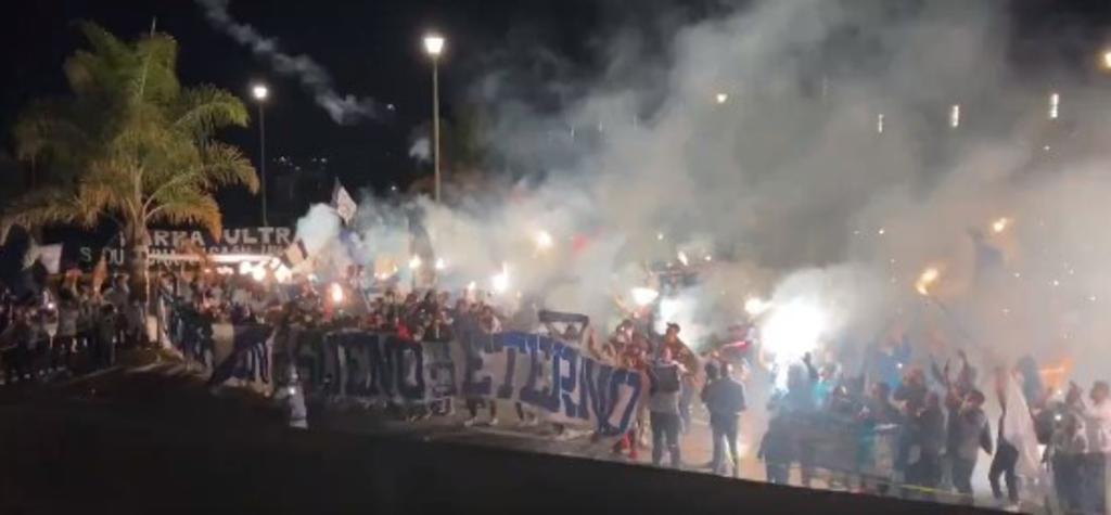 Esta noche, Pachuca recibe a Cruz Azul para enfrentar la semifinal de ida del torneo Guard1anes 2021, por lo que la afición de los Tuzos, invadió las afueras del hotel de concentración y armó una gran fiesta. (ESPECIAL)
