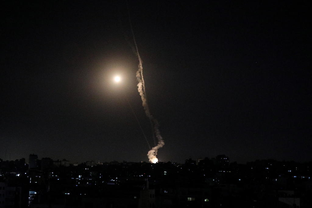 Las milicias palestinas lanzaron en torno a 4,000 cohetes desde Gaza hacia Israel desde el estallido de la escalada bélica el pasado 10 de mayo, informó hoy el Ejército israelí, en la décima jornada de intercambio de fuego en la región. (ARCHIVO) 
