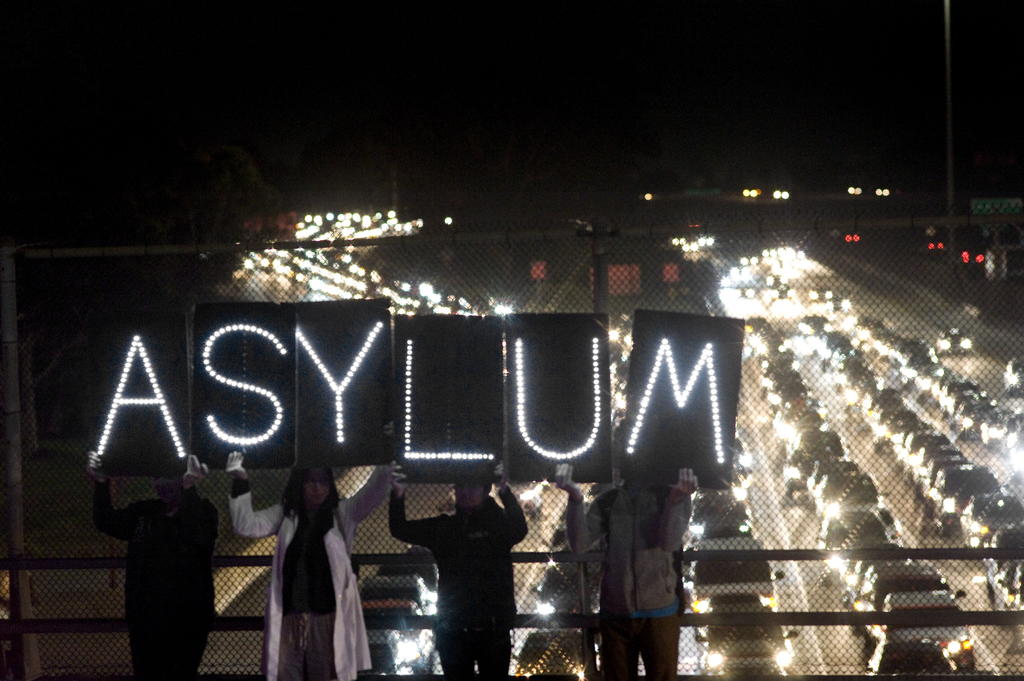 Más de 10,000 personas que esperaban en México por un asilo en Estados Unidos han logrado entrar y continuar su proceso en territorio estadounidense, reveló este miércoles el director interino de la Oficina de Aduanas y Protección Fronteriza (CBP, en inglés), Troy Miller. (ARCHIVO) 
