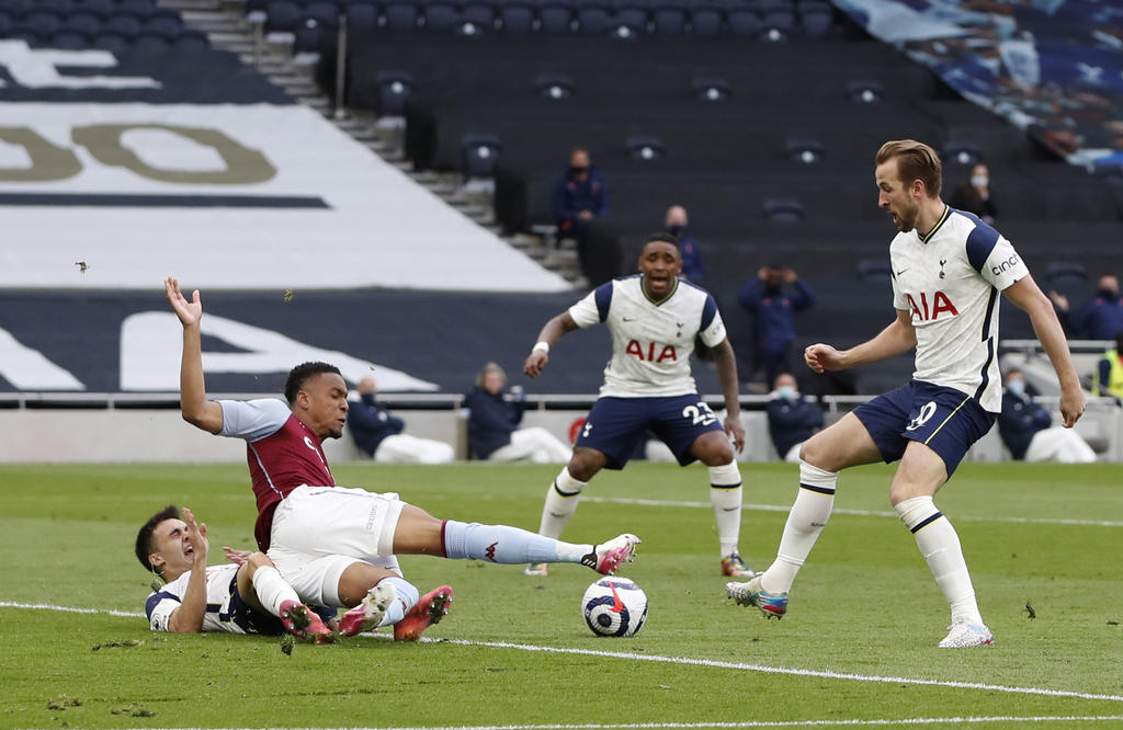 Sergio Reguilón complicó la clasificación a la Europa League del Tottenham Hotspur con un increíble gol en propia puerta y perdiendo la pelota en el segundo de la victoria del Aston Villa (1-2), en Londres. (AP)
