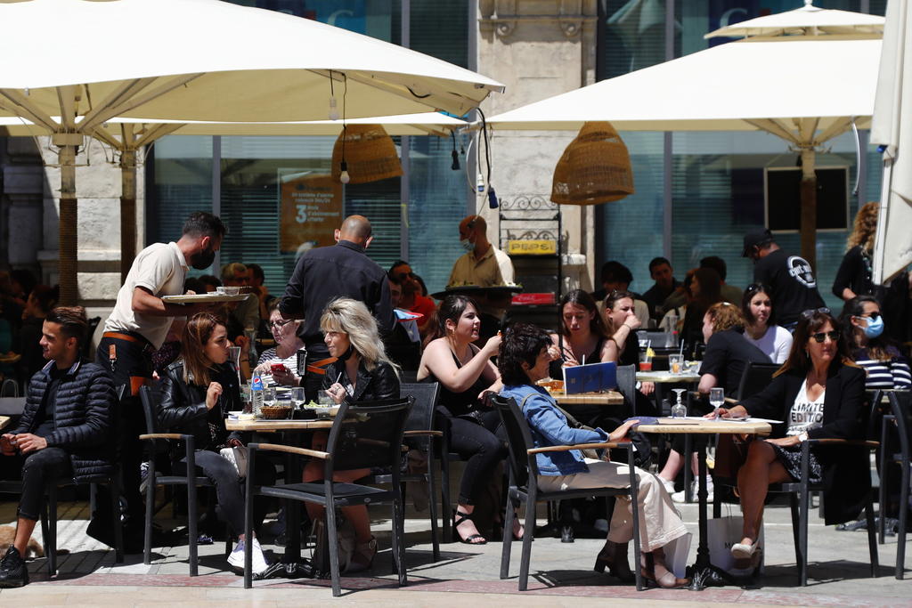 Francia recuperó este miércoles una parte de esa añorada 'normalidad', con la reapertura de bares, restaurantes y centros culturales a lo que se suma la reducción del toque de queda, ahora a partir de las nueve de la noche, mientras las autoridades hacían un llamamiento a la prudencia. (EFE) 
