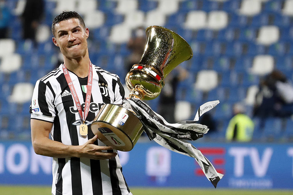 El portugués Cristiano Ronaldo se coronó este miércoles campeón de la Copa Italia con el Juventus y enriqueció su amplio palmarés con todos los trofeos del fútbol italiano, además de haberlo ganado todo en España con el Real Madrid y en Inglaterra con el Manchester United. (AP)
