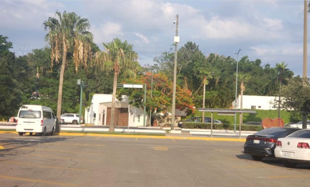 En el exterior de la Casa Tam no se ha registrado ninguna actividad inusual durante esta tarde, después de que se informó que la Fiscalía General de la República (FGR) había obtenido una orden de aprehensión contra el gobernador de Tamaulipas, Francisco García Cabeza de Vaca. (EL UNIVERSAL)
