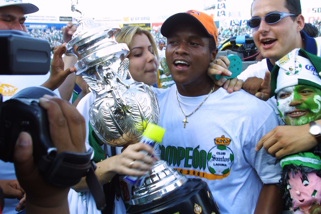 Un día como hoy, del año 2001, Róbson festejó la obtención del segundo título de los albiverdes. El brasileño marcó el gol de la victoria. (JAM MEDIA)