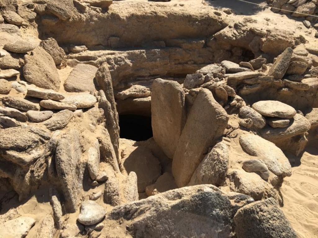 Una tumba de la Edad de Bronce intacta, con restos humanos y ajuares, ha sido hallada en las dunas que rodean el Cabo de Trafalgar, en Cádiz (sur de España). (ESPECIAL) 