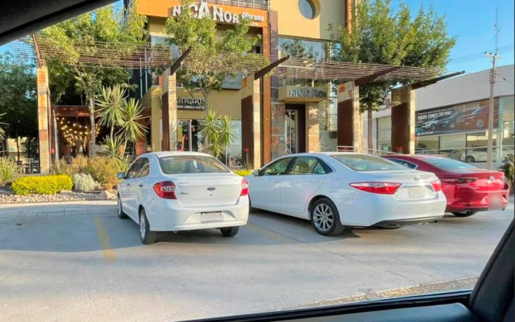 Gran polémica generó un usuario lagunero la mañana del pasado miércoles en Facebook, al denunciar la 'imperdonable' acción de los conductores en el estacionamiento de un conocido café de la región. (Especial) 