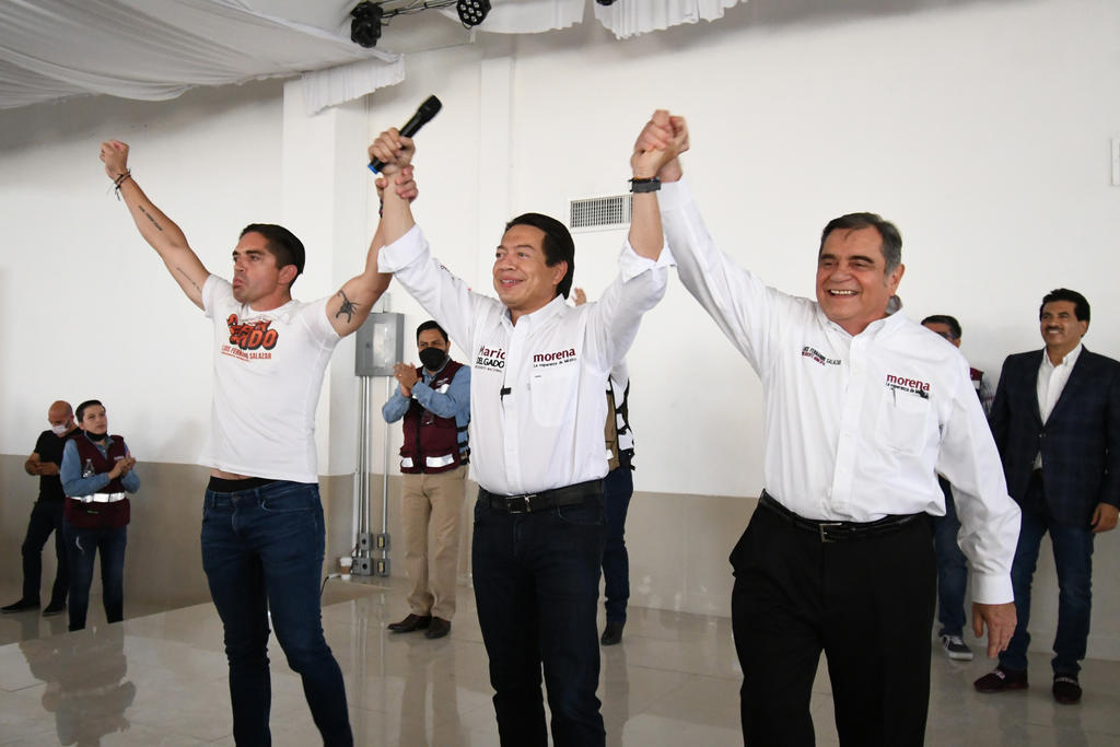 De visita en Torreón para apoyar a quienes compiten por diversos cargos federales y locales, el líder morenista pidió a la ciudadanía un voto masivo para su partido a fin de que el próximo 6 de junio se gane de manera contundente y se evite que la oposición pueda impugnar las elecciones.
(FERNANDO COMPEÁN)