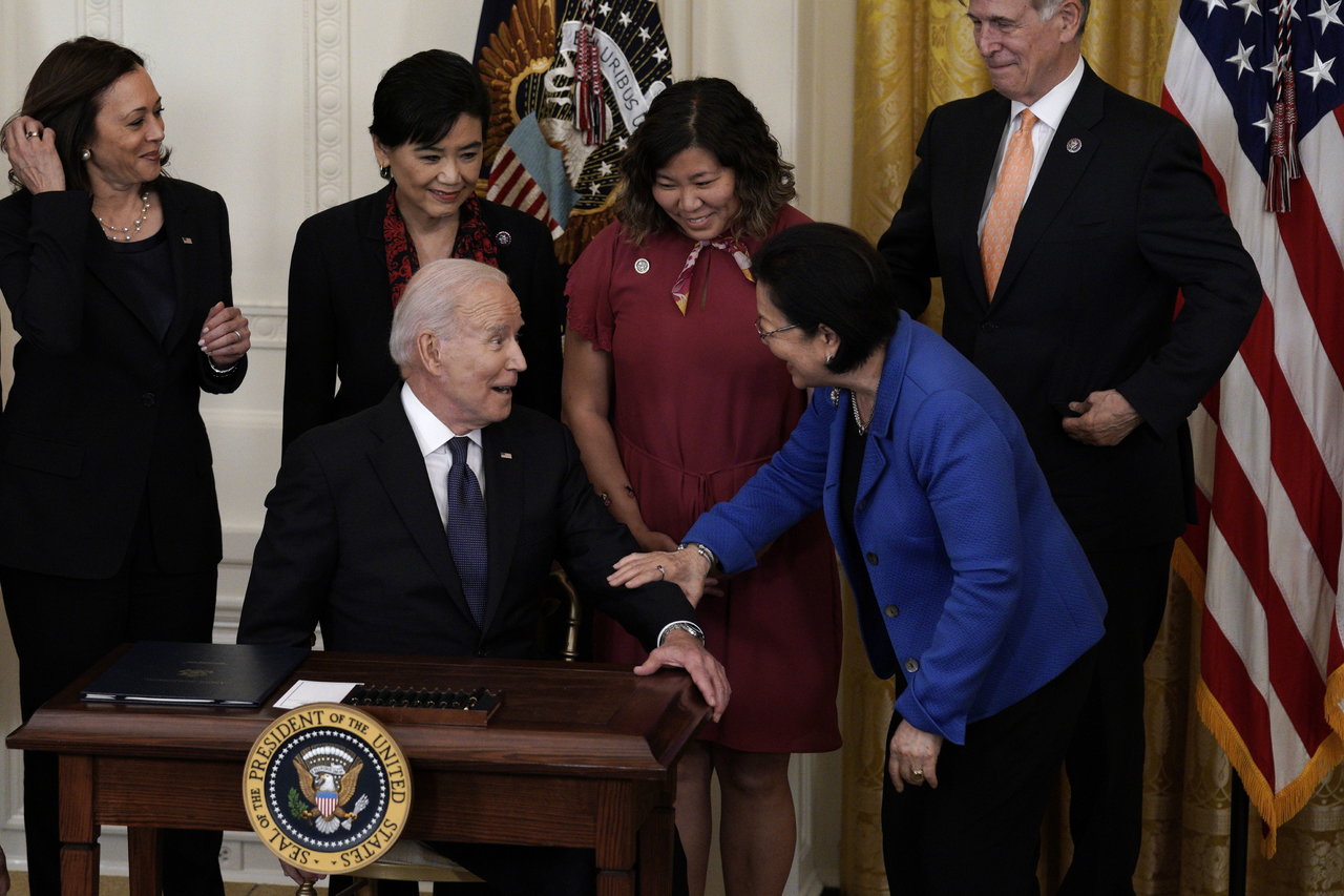 Biden firma ley destinada a acabar con los crímenes de odio contra asiáticos